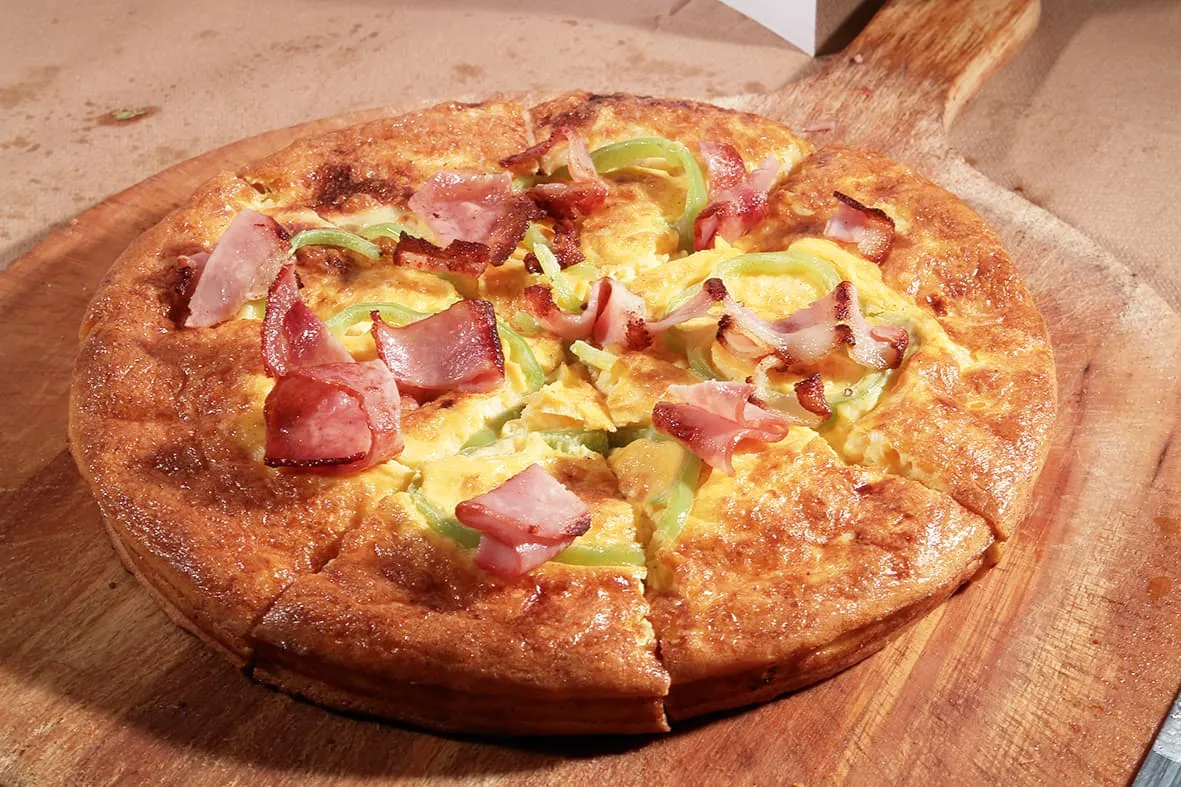 Espania Pizza — Ring pizza with stuffed sausage